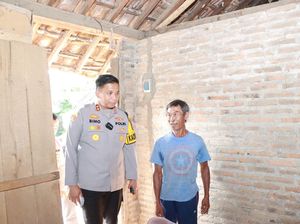 Kepedulian Kapolres Kediri Bedah Rumah Mbah Midjan yang Tak Layak Huni