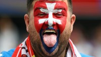 Ekspresi kocak ditambah riasan wajah dari suporter Slovakia ini sukses mencuri perhatian fotografer saat laga Belgia vs Slovakia di Frankfurt Arena. REUTERS/Kai Pfaffenbach