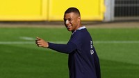Mbappe kemudian mengambil bagian dalam beberapa latihan ringan. Prancis akan menghadapi Belanda pada hari Jumat, tetapi kabar main atau tidaknya Mbappe yang mengalami cedera patah hidung masih belum jelas.