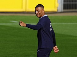 Mbappe berlatih dengan masih mengenakan plester di hidungnya. (Foto: REUTERS/Kacper Pempel)