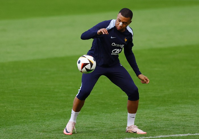 Soccer Football - Euro 2024 - France Training - Paderborn Arena, Paderborn, Germany - June 19, 2024 France's Kylian Mbappe during training REUTERS/Kacper Pempel