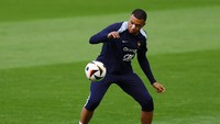 Striker berusia 25 tahun ini bergabung di lapangan latihan sekitar 20 menit setelah rekan-rekan pemainnya, awalnya berlari sendirian di stadion di Paderborn.