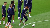 Kylian Mbappe berlatih bersama rekan satu timnya di Prancis pada Rabu (19/6) setelah hidungnya patah saat timnya menang 1-0 atas Austria.