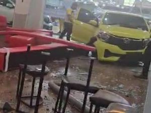 Viral Mobil Tabrak Showroom di Palembang, Tidak Ada Korban Jiwa Viral Mobil Tabrak Showroom di Palembang, Tidak Ada Korban Jiwa