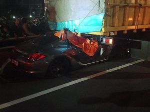 Potret Porsche Cayman Tubruk Truk Pengangkut 35 Ton Sagu di Tol Dalkot Potret Porsche Cayman Tubruk Truk Pengangkut 35 Ton Sagu di Tol Dalkot