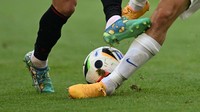 Ya, Jasir Asani memakai sepatu Puma yang dipersonalisasi dengan gambar karakter game Nintendo Super Mario Bros, Mario dan Luigi. Sepatu ini terlihat seperti dilukis dengan tangan dengan nama sang pemain dan bendera Albania di bagian tumit.  