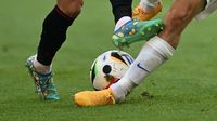 Sepatu Jasir Asani yang Curi Perhatian