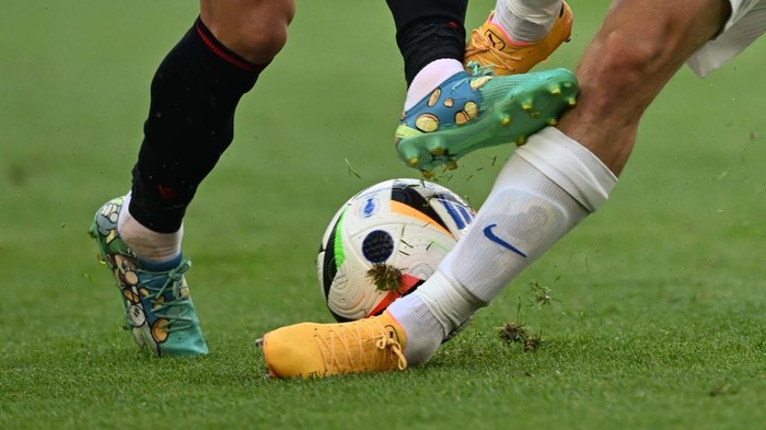 Sepatu Jasir Asani yang Curi Perhatian HAMBURG, GERMANY - JUNE 19: Jasir Asani (9) of Albania in action during the 2024 European Football Championship (EURO 2024) Group B football match between Croatia and Albania at Volksparkstadion in Hamburg, Germany on June 19, 2024. (Photo by Halil Sagirkaya/Anadolu via Getty Images)