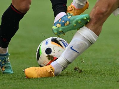 Sepatu Jasir Asani yang Curi Perhatian