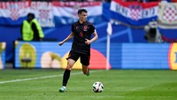 Asani tampil sebagai starter di laga Kroasia vs Albania, Rabu (19/6/2024) malam WIB. Pemain 29 tahun itu bermain 64 menit pada laga yang berakhir imbang 2-2 tersebut. Meski tak mencetak gol dan assist, Asani tetap jadi bahan pembicaraan penggemar di media sosial. Bukan karena performanya di lapangan, melainkan sepatu yang dia kenakan.  