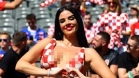 Bahkan model asal Kroasia Ivana Knoll hadir di Berlin Olympiastadion untuk membela negara saat laga melawan Spanyol. REUTERS/Fabrizio Bensch