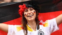 Berikutnya, fans Jerman ini terlihat sangat semringah saat membela negaranya di laga melawan Hungaria. REUTERS/Liesa Johannssen