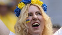 Semangat dan dukungan yang diberikan oleh suporter Ukraina ini patut diacungi jempol saat laga melawan Rumania. AP Photo/Antonio Calanni