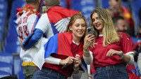 Dua srikandi Serbia ini manis banget saat membela negara di laga melawan Inggris. AP Photo/Andreea Alexandru