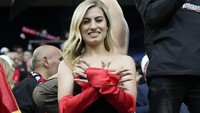 Terakhir ada suporter dari Albania yang berpose di depan kamera saat membela negaranya di laga melawan Italia. AP Photo/Frank Augstein