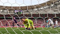Pada babak kedua, giliran sang kapten yang mencatatkan namanya di papan skor lewat tembakan di menit ke-67. REUTERS/Kai Pfaffenbach. 