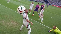 Bola tembakan Jamal Musiala menembus masuk ke gawang Hungaria. REUTERS/Lee Smith. 