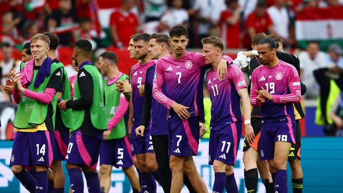 Sikat Hungaria 2-0, Jerman Lolos ke 16 Besar Euro 2024 Soccer Football - Euro 2024 - Group A - Germany v Hungary - Stuttgart Arena, Stuttgart, Germany - June 19, 2024 Germany's Kai Havertz, Chris Fuhrich and Leroy Sane celebrate after the match REUTERS/Kai Pfaffenbach
