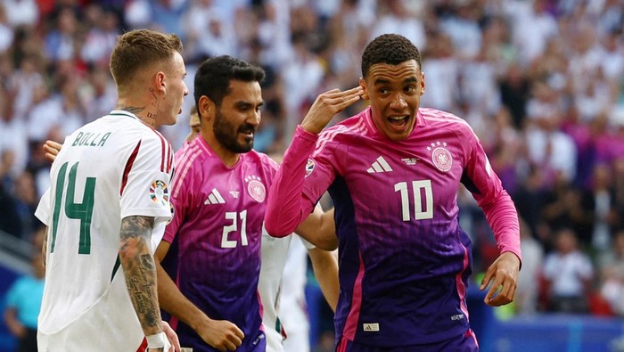 Soccer Football - Euro 2024 - Group A - Germany v Hungary - Stuttgart Arena, Stuttgart, Germany - June 19, 2024 Germany's Kai Havertz, Chris Fuhrich and Leroy Sane celebrate after the match REUTERS/Kai Pfaffenbach