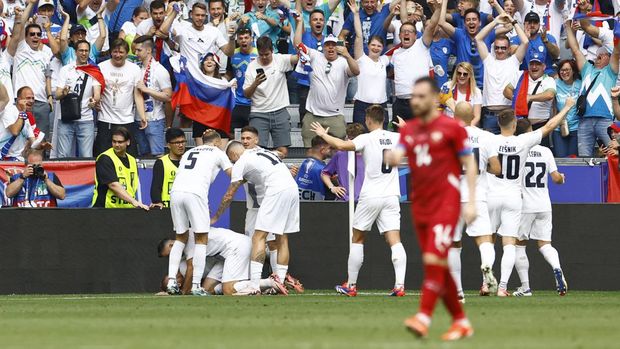 Soccer Football - Euro 2024 - Group C - Slovenia v Serbia - Munich Football Arena, Munich, Germany - June 20, 2024 Slovenia's Zan Karnicnik celebrates scoring their first goal with teammates REUTERS/Michaela Stache