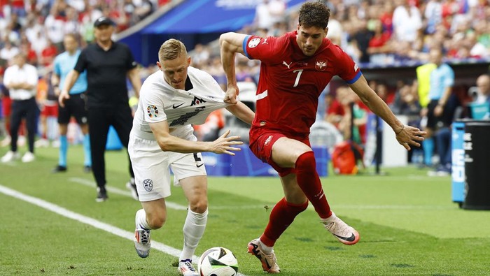 Soccer Football - Euro 2024 - Group C - Slovenia v Serbia - Munich Football Arena, Munich, Germany - June 20, 2024 Slovenias Zan Karnicnik in action with Serbias Dusan Vlahovic REUTERS/Michaela Stache