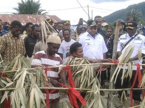 Warga Buka Palang Pos Satgas TNI Tambrauw Usai Mediasi di Kantor Bupati Warga Buka Palang Pos Satgas TNI Tambrauw Usai Mediasi di Kantor Bupati