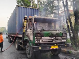 Truk Terbakar di Krembangan Surabaya Saat Ditinggal Sopir Nongkrong