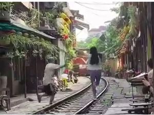 Turis Pose di Tengah Rel Kereta Api, eh... yang Didenda Pemilik Kafe