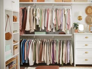 5 Manfaat Punya Walk-In Closet, Simpan Baju Jadi Lebih Praktis! 5 Manfaat Punya Walk-In Closet, Simpan Baju Jadi Lebih Praktis!