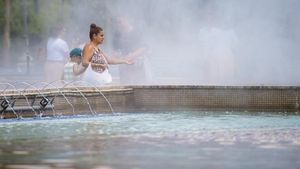 Warga Rumania Ngadem di Air Mancur Saat Suhu Capai 36 Derajat Celcius