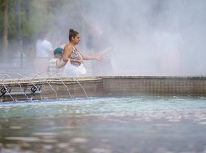 Warga Rumania Ngadem di Air Mancur Saat Suhu Capai 36 Derajat Celcius Warga Rumania Ngadem di Air Mancur Saat Suhu Capai 36 Derajat Celcius