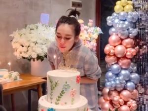 Gaya Ayu Ting Ting di Kejutan Ultah ke-32, Pakai Piyama & Wajah Tanpa Makeup Gaya Ayu Ting Ting di Kejutan Ultah ke-32, Pakai Piyama & Wajah Tanpa Makeup
