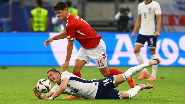Soccer Football - Euro 2024 - Group C - Denmark v England - Frankfurt Arena, Frankfurt, Germany - June 20, 2024 Denmarks Christian Norgaard in action with Englands Conor Gallagher REUTERS/Kai Pfaffenbach