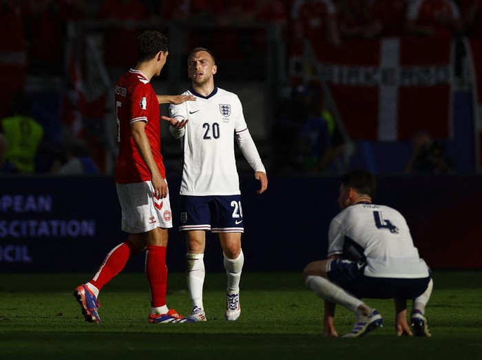Soccer Football - Euro 2024 - Group C - Denmark v England - Frankfurt Arena, Frankfurt, Germany - June 20, 2024 Denmarks Joakim Maehle shakes hands with Englands Jarrod Bowen after the match as Declan Rice reacts REUTERS/John Sibley