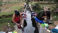 Emak-emak Meksiko Nyuci Baju di Pinggir Kali Akibat Kekeringan Air