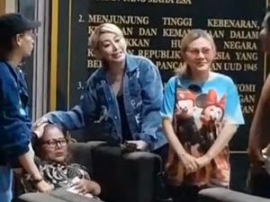 Keluarga Terima Kenyataan Meski Terpukul Virgoun Ditangkap karena Narkoba Keluarga Terima Kenyataan Meski Terpukul Virgoun Ditangkap karena Narkoba