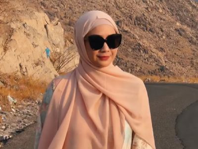 7 Foto Gaya Nagita Slavina Pakai Hijab Pashmina dan Dress Saat di Mekkah