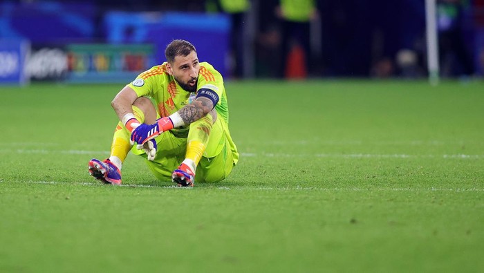 GELSENKIRCHEN, GERMANY - JUNE 20: Goalkeeper Gianluigi Donnarumma of Italy looks dejected and sitting on the ground after the UEFA EURO 2024 group stage match between Spain and Italy at Arena AufSchalke on June 20, 2024 in Gelsenkirchen, Germany.(Photo by Jan Fromme - firo sportphoto/Getty Images)