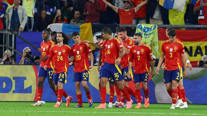 Soccer Football - Euro 2024 - Group B - Spain v Italy - Arena AufSchalke, Gelsenkirchen, Germany - June 20, 2024
Spains Alvaro Morata and Lamine Yamal celebrate their first goal, an own goal scored by Italys Riccardo Calafiori REUTERS/Carmen Jaspersen
