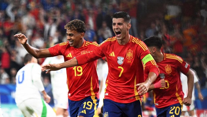 Gol Bunuh Diri Calafiori Antarkan Spanyol ke 16 Besar Euro 2024 Soccer Football - Euro 2024 - Group B - Spain v Italy - Arena AufSchalke, Gelsenkirchen, Germany - June 20, 2024
Spain's Alvaro Morata and Lamine Yamal celebrate their first goal, an own goal scored by Italy's Riccardo Calafiori REUTERS/Carmen Jaspersen