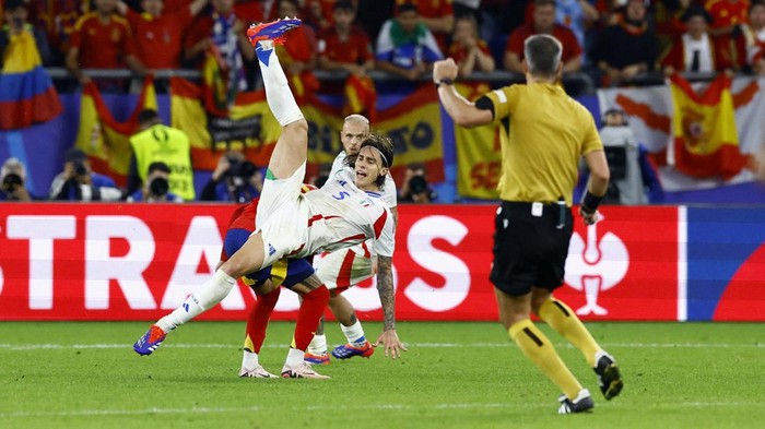 Gol Bunuh Diri Calafiori Antarkan Spanyol ke 16 Besar Euro 2024 Soccer Football - Euro 2024 - Group B - Spain v Italy - Arena AufSchalke, Gelsenkirchen, Germany - June 20, 2024
Spain's Alvaro Morata and Lamine Yamal celebrate their first goal, an own goal scored by Italy's Riccardo Calafiori REUTERS/Carmen Jaspersen