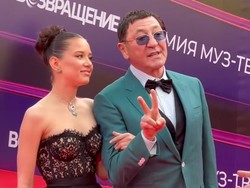 Kontroversi Penyanyi Lamar Remaja 43 Tahun Lebih Muda dengan Cincin Rp 6 M