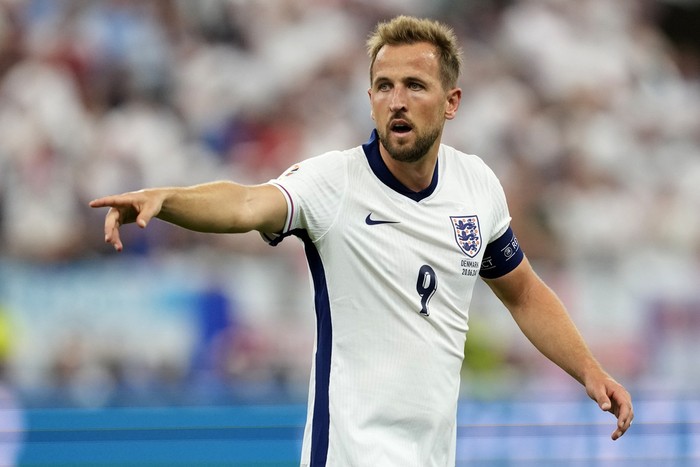 Englands Harry Kane gestures during a Group C match between Denmark and England at the Euro 2024 soccer tournament in Frankfurt, Germany, Thursday, June 20, 2024. (AP Photo/Michael Probst)