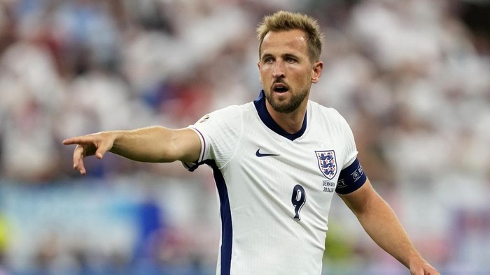 Englands Harry Kane gestures during a Group C match between Denmark and England at the Euro 2024 soccer tournament in Frankfurt, Germany, Thursday, June 20, 2024. (AP Photo/Michael Probst)