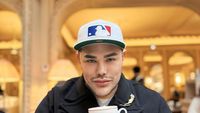 Gaya Ivan Gunawan saat Ngopi dan Kulineran di Bali