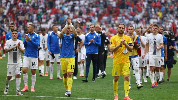 Soccer Football - Euro 2024 - Group C - Slovenia v Serbia - Munich Football Arena, Munich, Germany - June 20, 2024 Slovenias Jan Oblak and teammates applaud fans after the match REUTERS/Leonhard Simon