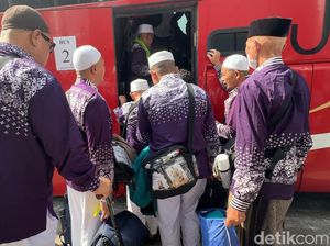 Rombongan Jemaah Haji Embarkasi Surabaya Pertama Pulang ke Tanah Air Rombongan Jemaah Haji Embarkasi Surabaya Pertama Pulang ke Tanah Air