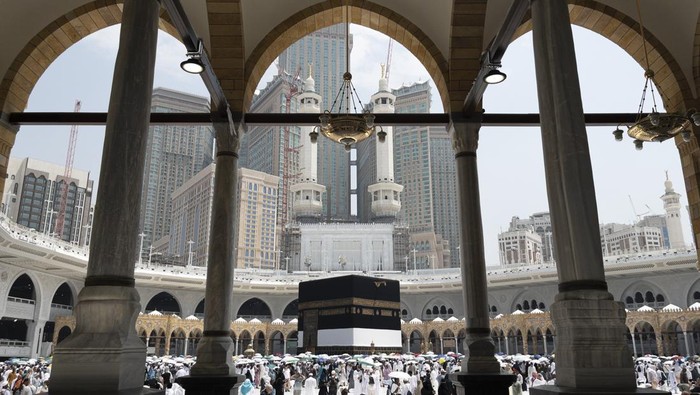 Jamaah haji melakukan tawaf ifadah mengelilingi Kabah di Masjidil Haram, Makkah, Arab Saudi, Kamis (20/6/2024). Jamaah haji melakukan tawaf ifadah yang menjadi rukun haji usai melakukan wukuf di Arafah dan lempar jamrah di Jamarat. ANTARA FOTO/Sigid Kurniawan/rwa.
