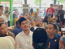 Blusukan di Salemba Jakpus, Kaesang Bagikan Buku Tulis Jalan Ninjaku