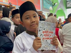 Momen Kaesang Bagikan Buku Tulis Jalan Ninjaku Seusai Jumatan di Jakpus